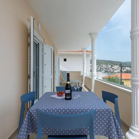 3 Bedroom Lovely In Trogir