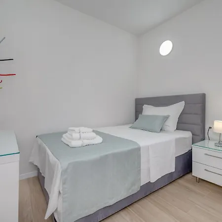 3 Bedroom Lovely Apartment In Trogir *